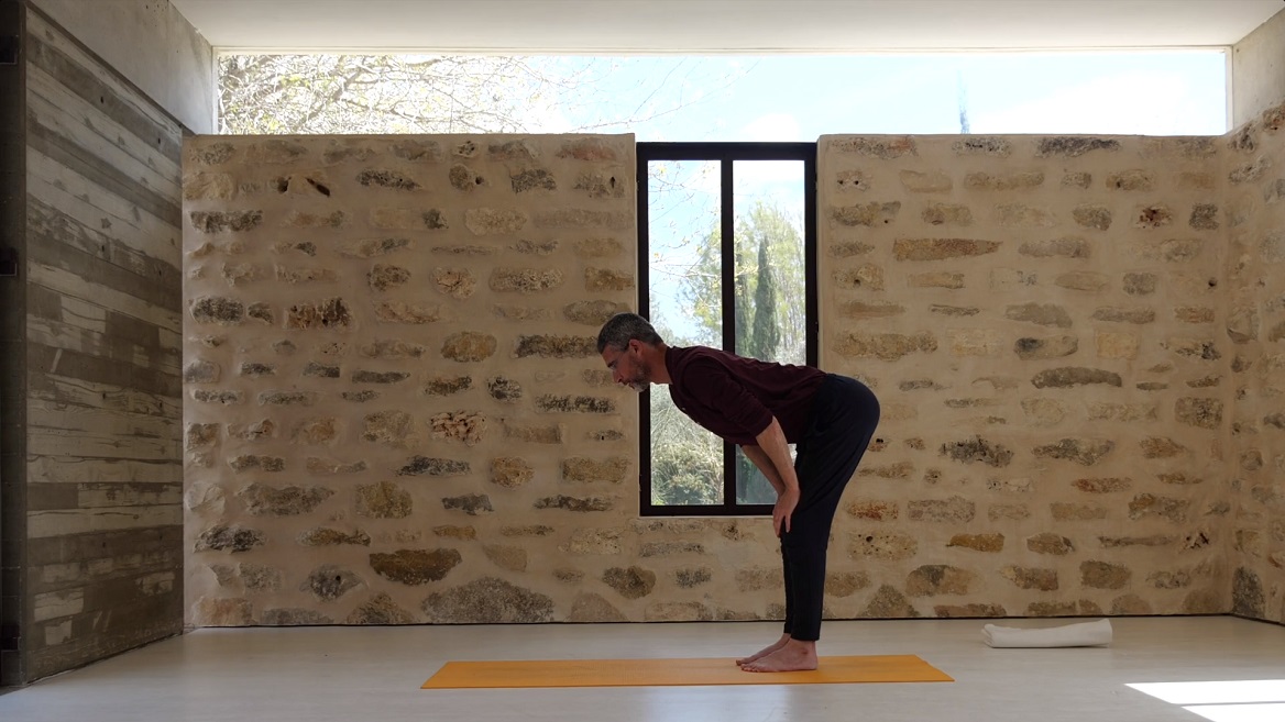 שיפור הישיבה דרך ריווח האגן והגב התחתון